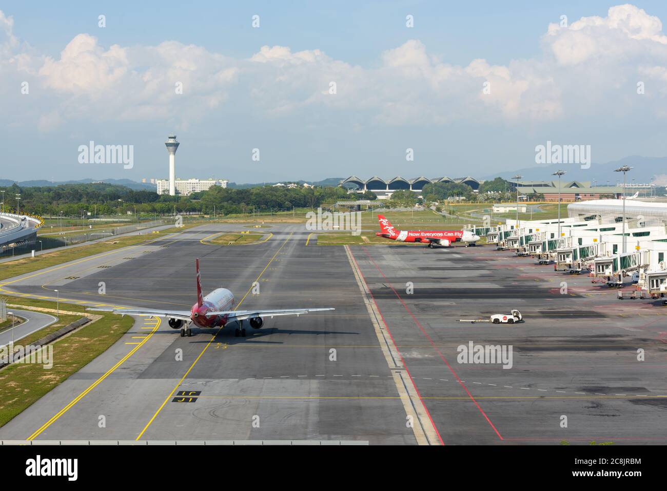 KUALA LUMPUR, MALAYSIA - 20. FEBRUAR 2017 - Kuala Lumpur International Airport mit AirAsia Malaysian Low-Cost-Airline-Flugzeuge Stockfoto