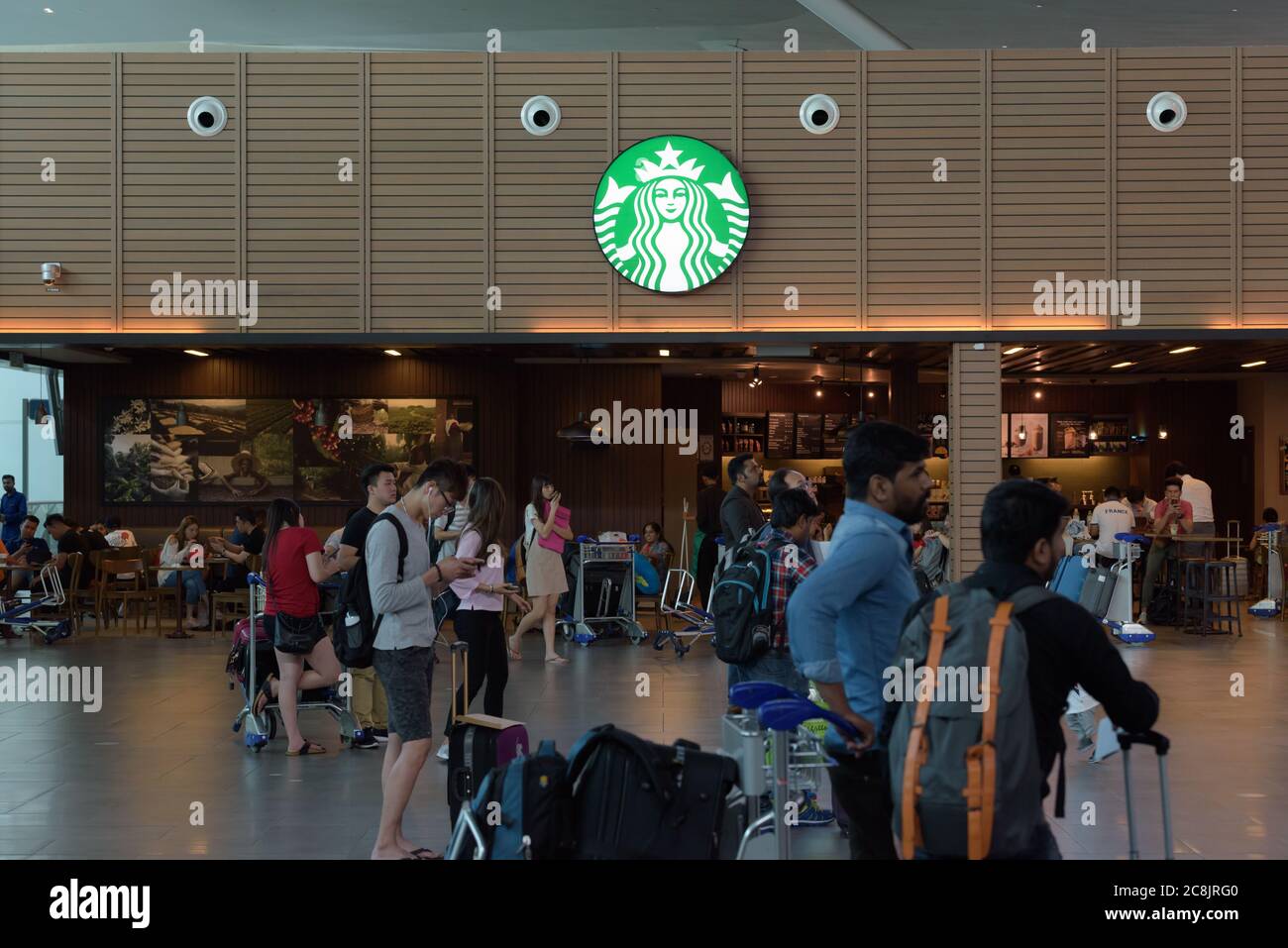 KUALA LUMPUR, MALAYSIA - 20. FEBRUAR 2017 - Menschen am Kuala Lumpur International Airport vor Starbucks Coffee Shop Stockfoto