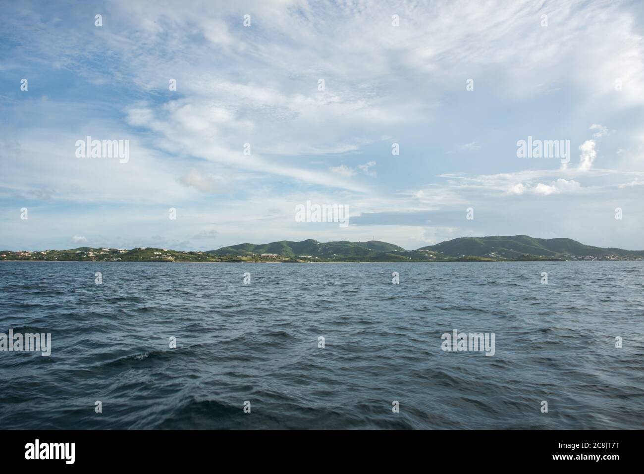 Blick auf die hügelige Insellandschaft mit den karibischen Gewässern unter wolkenbewölktem Himmel in St. Croix in der USVI Stockfoto