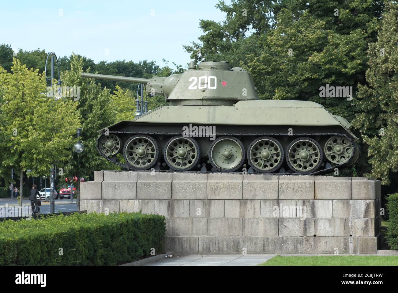 Berlin, Deutschland - ein T-34 Panzer an der sowjetischen Kriegsdenkmal im Tiergarten ehrt sowjetische russische Soldaten im Kampf um die Eroberung Berlins im Jahr 1945 Stockfoto