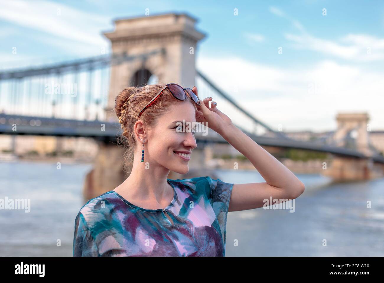 Junge Stadtfrau lächelt in der Stadt Budapest, Ungarn Stockfoto