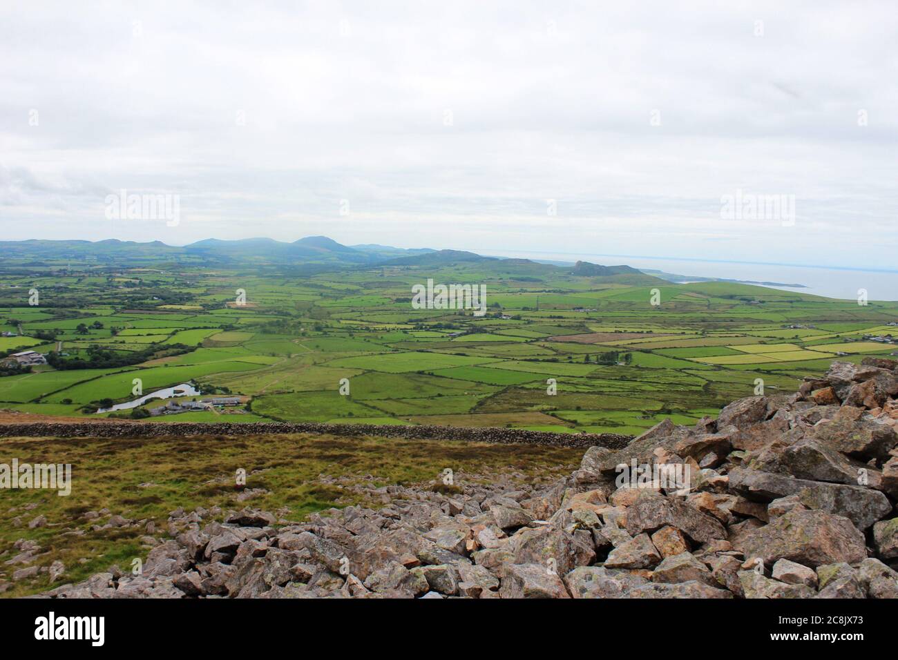 Blick auf die Landschaft von der Spitze des Tre'r Ceiri Berg, Teil von Yr Eifl (Rivals) in Llyn Halbinsel, Nord-Wales Stockfoto