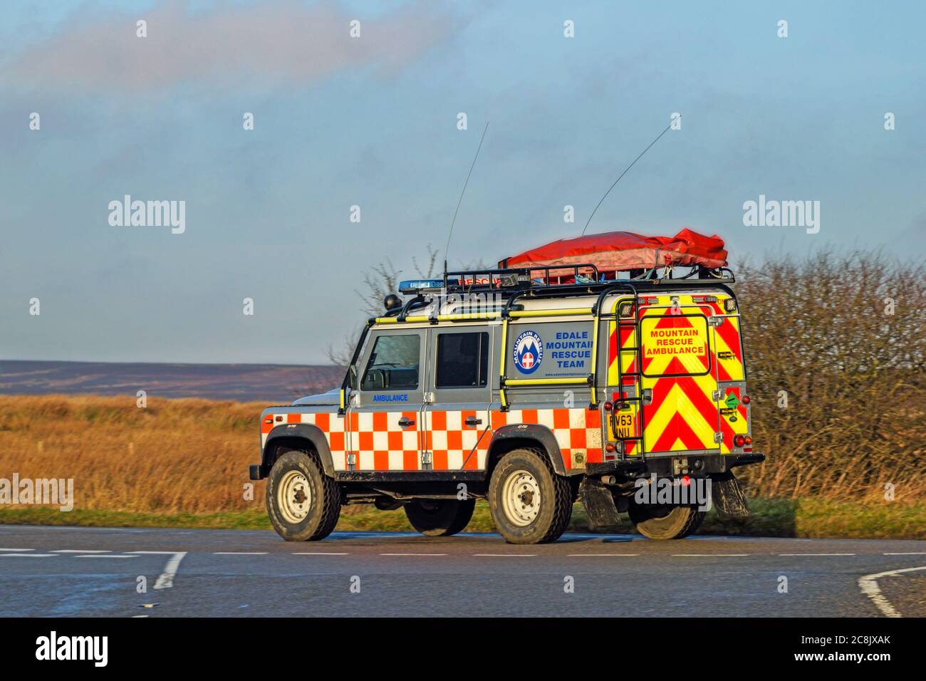 Edale Mountain Rescue Land Rover fahren entlang einer Peak District-Moor-Straße Stockfoto