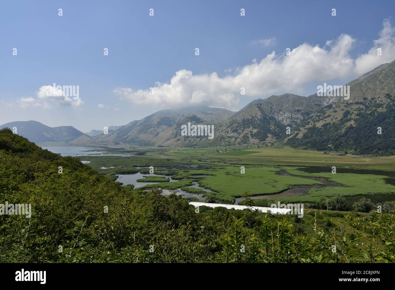 Panoramablick auf den Matesee in der Region Kampanien. Stockfoto