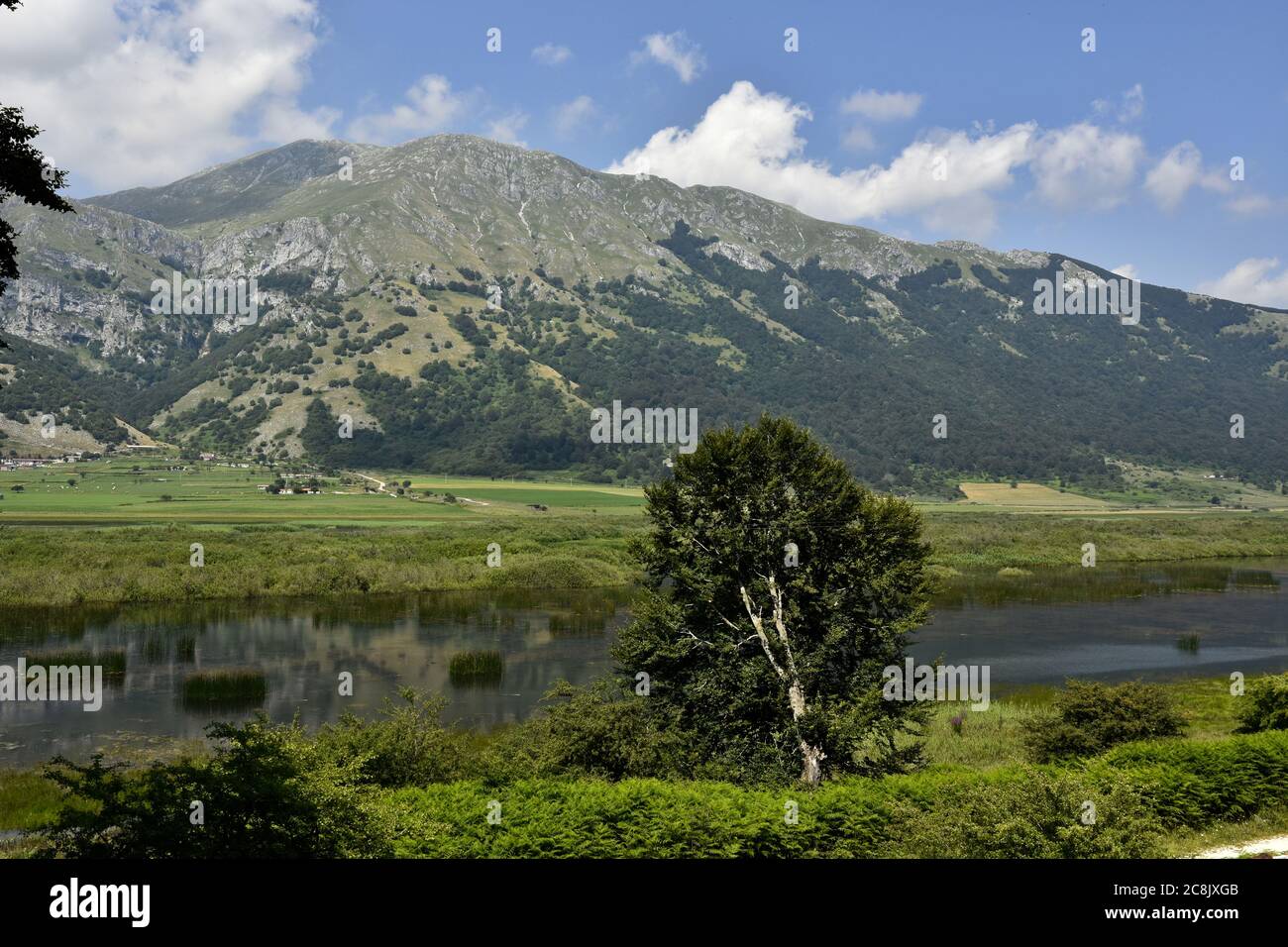 Panoramablick auf den Matesee in der Region Kampanien. Stockfoto