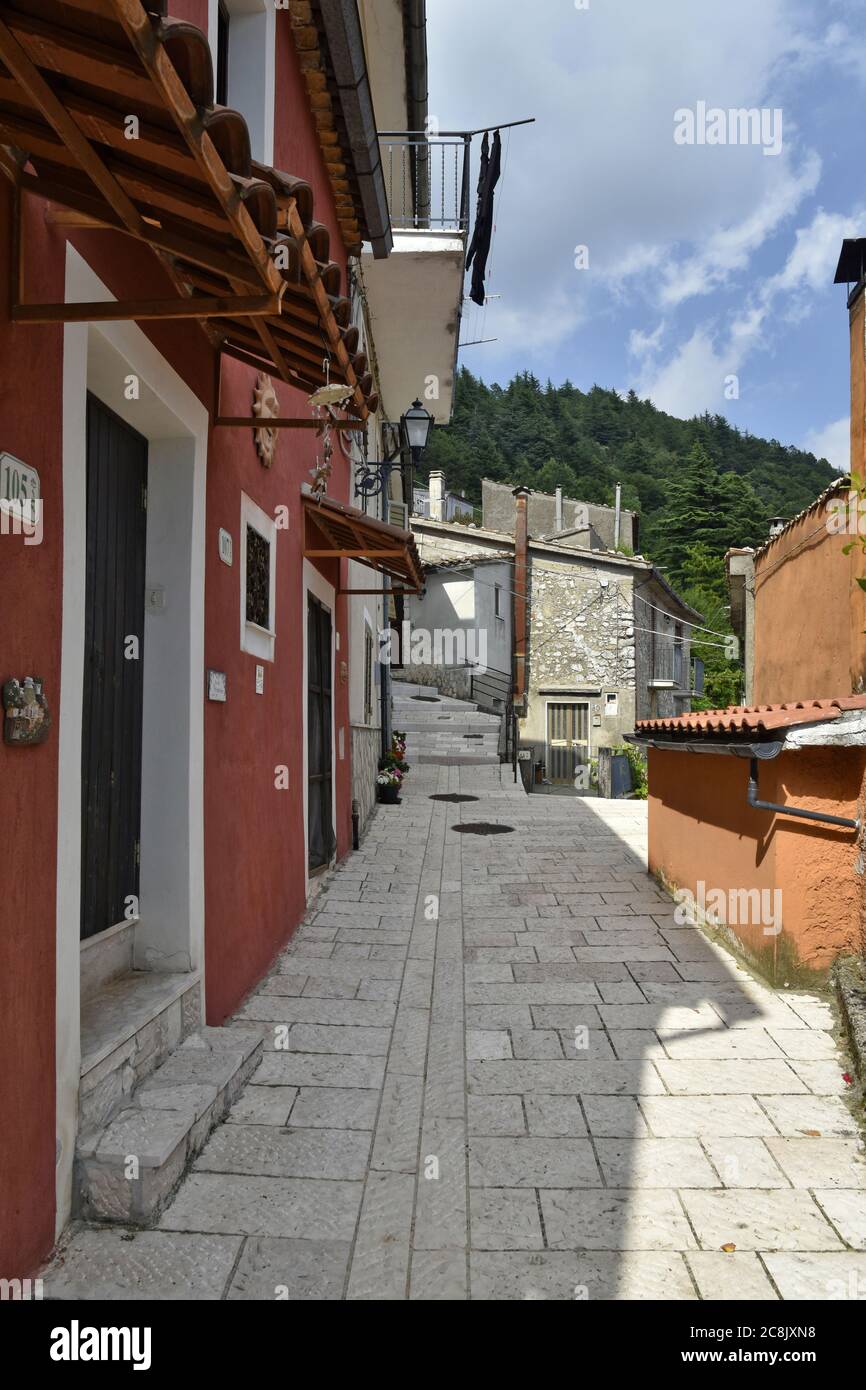 Eine schmale Straße in San Gregorio Matese, einem Bergdorf in der Region Kampanien. Stockfoto