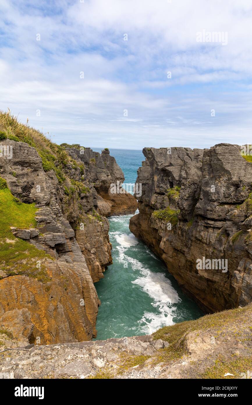 Blick auf das Meer über ein Blowhole bei Pancake Rocks am Dolomit Point, South Island, Neuseeland. Stockfoto