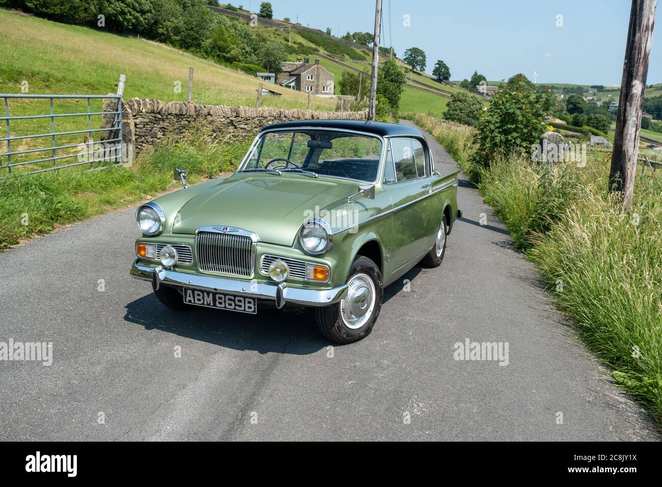 1964 Sunbeam Rapier MkIV parkte omn eine Landstraße in der Sonne über Holmfirth, West Yorkshire, England Stockfoto