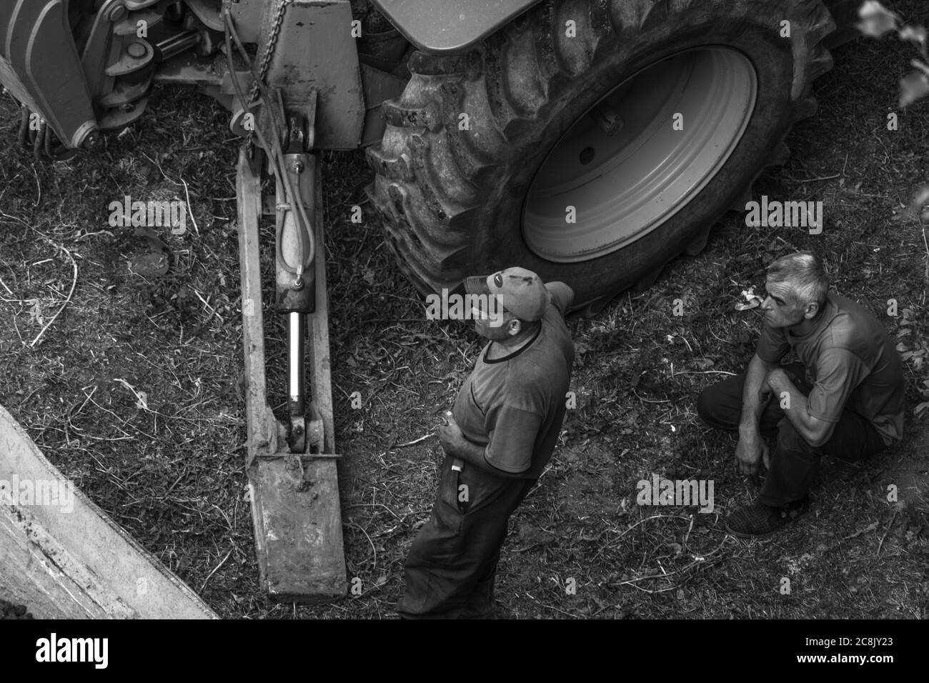 Moldawien, Tiraspol - 20. September 2017: Die Arbeiter der Wasserversorgung beobachten die Arbeiten am Standort des Rohrbruchs. Stockfoto