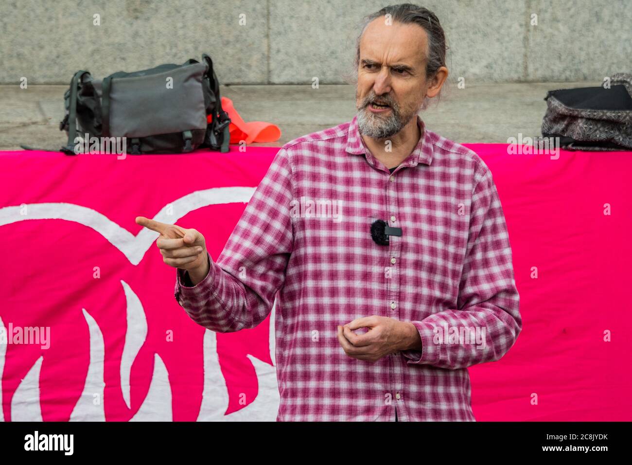 London, Großbritannien. Juli 2020. Ein Protest auf dem Trafalgar Square von Beyond Politics, einer politischen Partei gegen die Politik, die von Roger Hallam (im Bild) gegründet wurde, der die Rebellion des Aussterbens verließ, obwohl er eines ihrer ursprünglichen Mitglieder war. Die Lockerung der „Sperre“ für den Coronavirus (Covid 19) Ausbruch in London geht weiter. Kredit: Guy Bell/Alamy Live Nachrichten Stockfoto