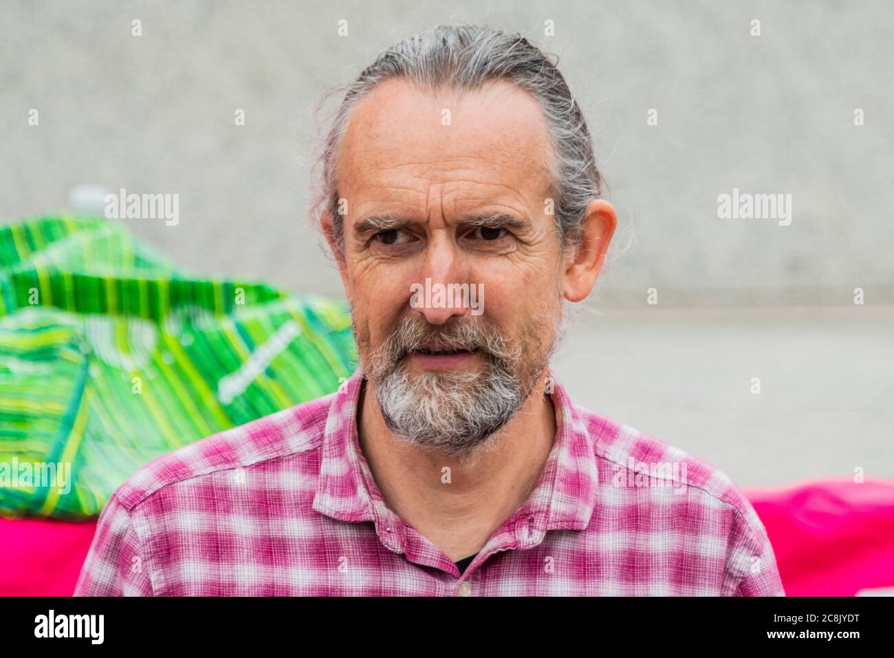London, Großbritannien. Juli 2020. Ein Protest auf dem Trafalgar Square von Beyond Politics, einer politischen Partei gegen die Politik, die von Roger Hallam (im Bild) gegründet wurde, der die Rebellion des Aussterbens verließ, obwohl er eines ihrer ursprünglichen Mitglieder war. Die Lockerung der „Sperre“ für den Coronavirus (Covid 19) Ausbruch in London geht weiter. Kredit: Guy Bell/Alamy Live Nachrichten Stockfoto