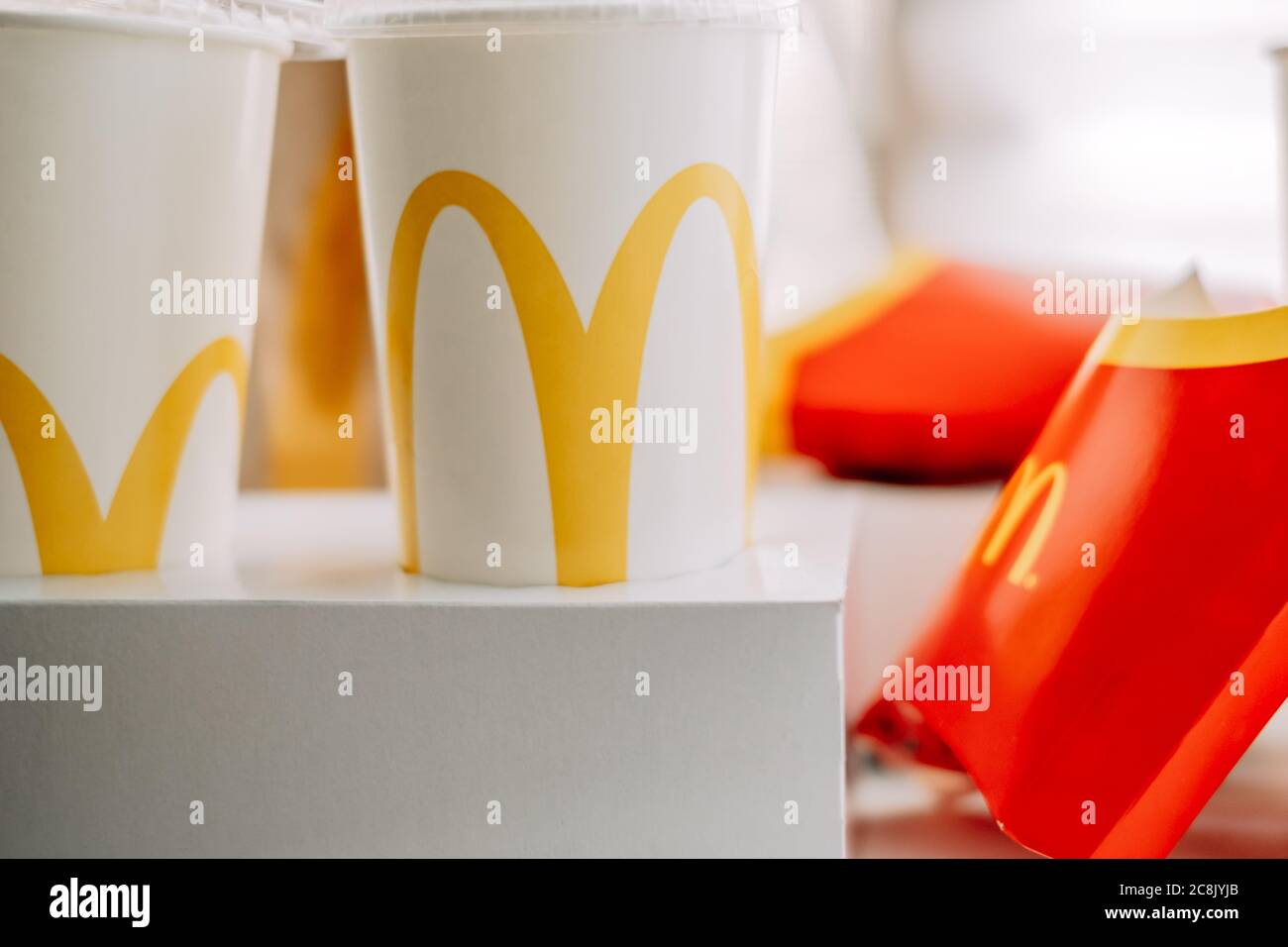 McDonald's-Logo auf den Produktionsschachteln des Unternehmens. Nahaufnahme Stockfoto