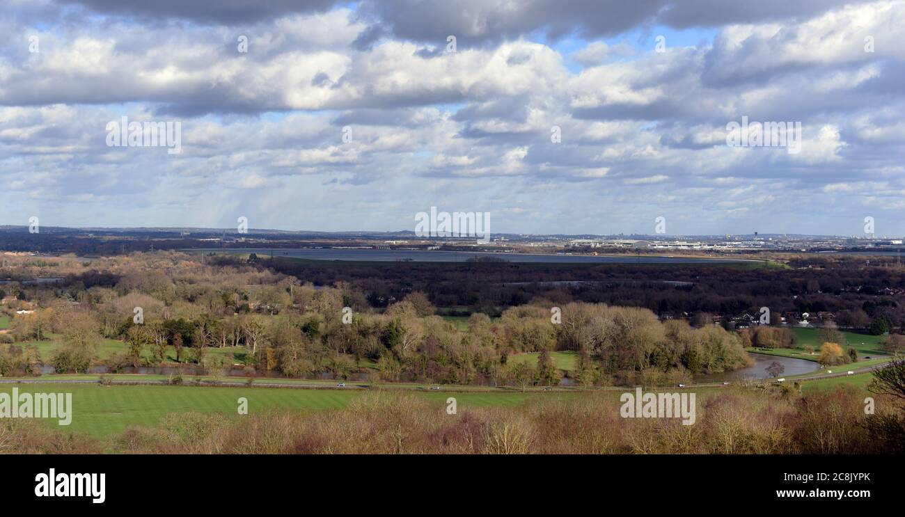 Ein klarer Tag über London auf diesem Foto, das an einem windigen Februartag in Surrey aufgenommen wurde Stockfoto