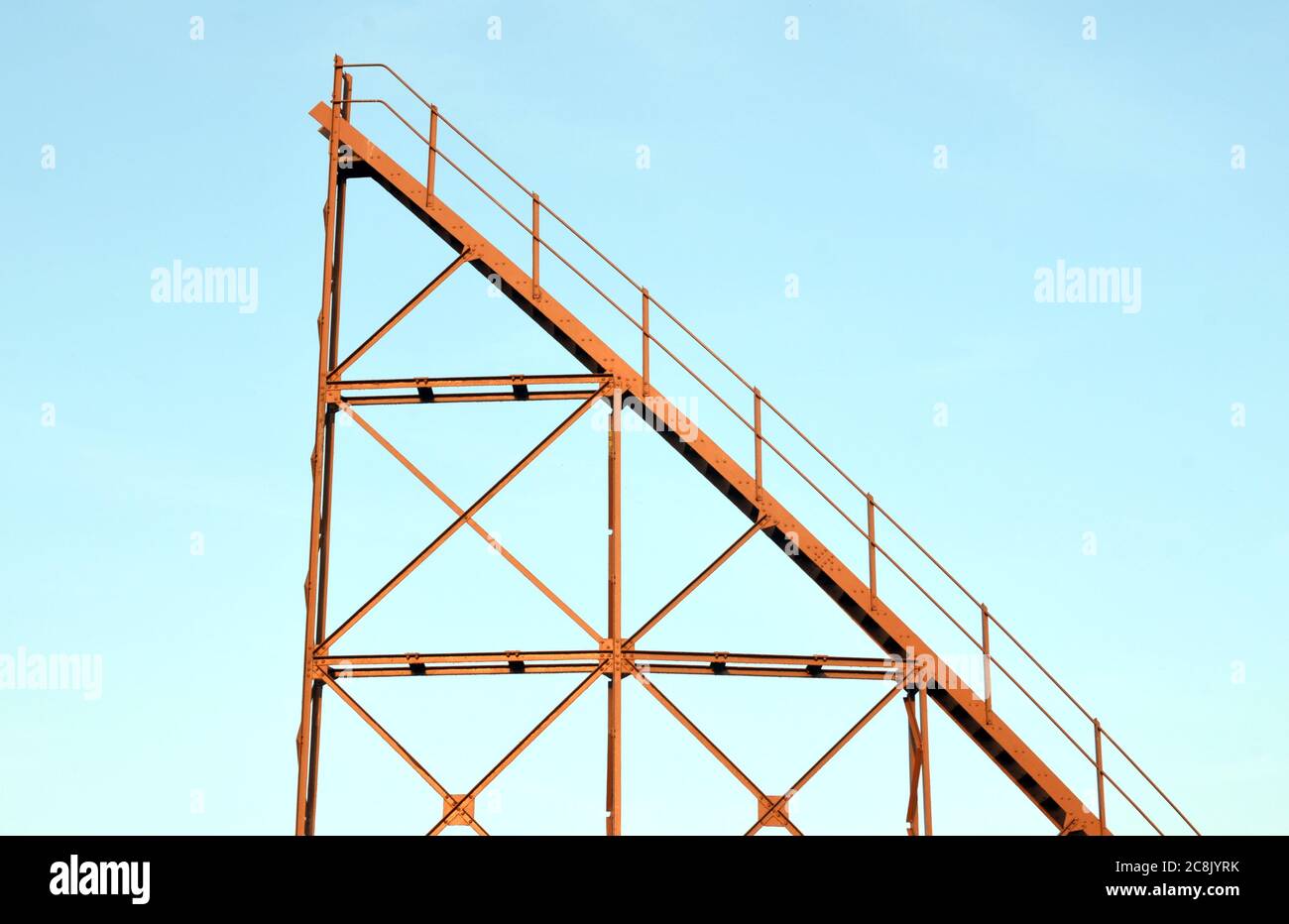 Treppen führen nirgendwo auf einem stillgerächten Gasometer in Surrey Stockfoto