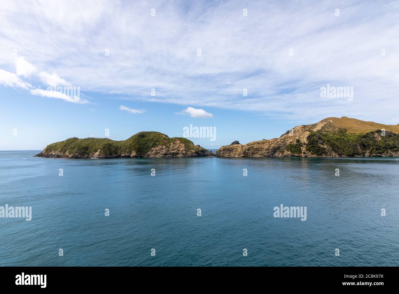 Blick von der Inter-Island Fähre auf ein paar Inseln in der Cook Strait in Neuseeland. Stockfoto