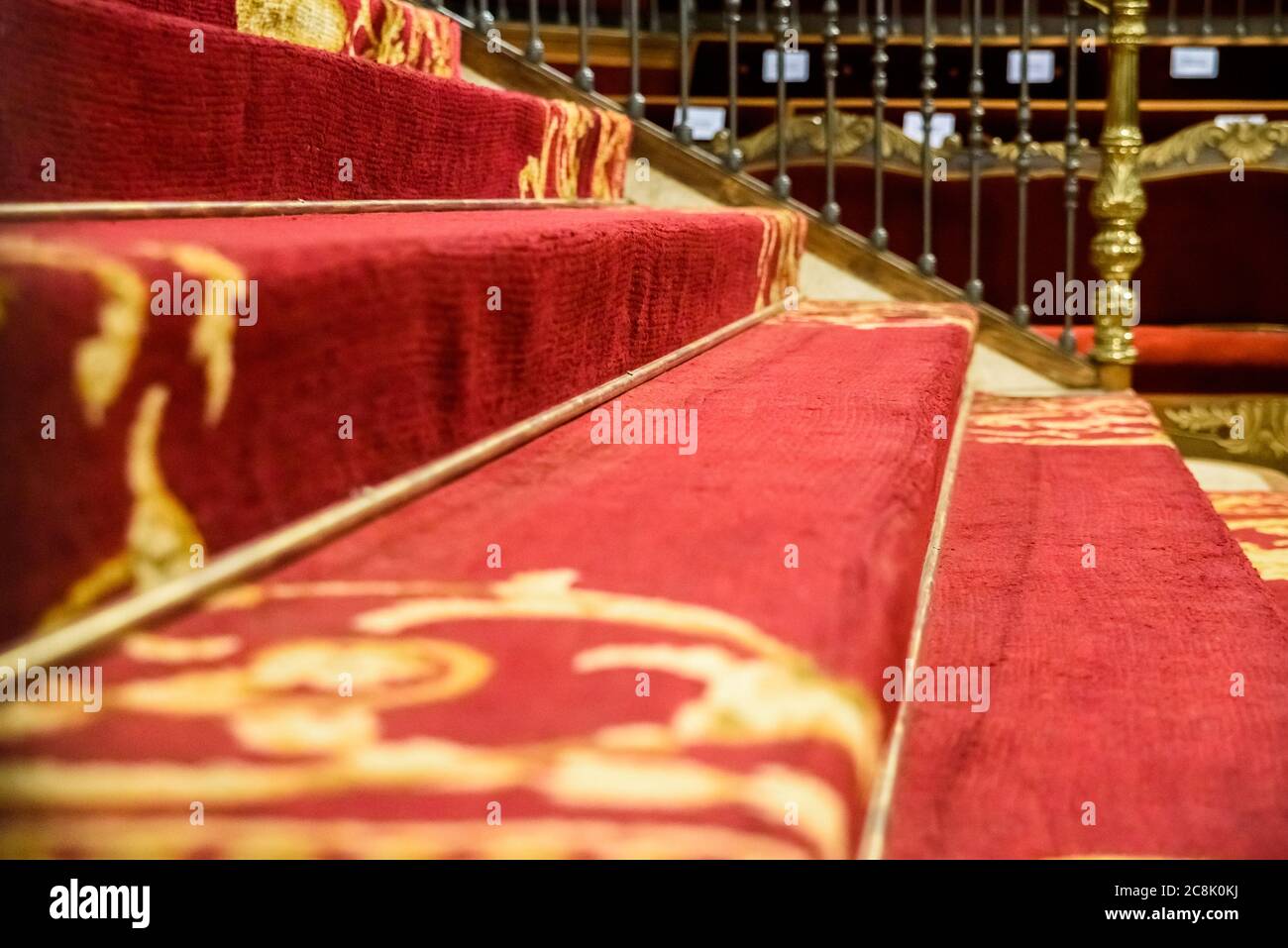 Roter Teppich auf der Treppe eines eleganten öffentliche Institution. Stockfoto