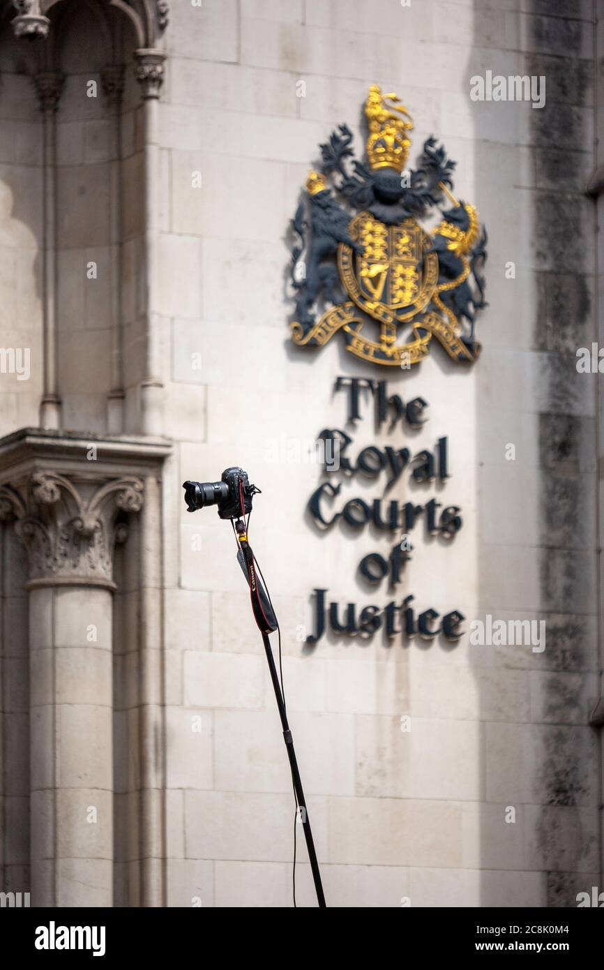 Canon DSLR-Kamera, auf einer riesigen Stange, außerhalb der Royal Courts of Justice während Johnny Depps Verleumdungsverfahren gegen die Sun-Verleger NGN. London, Großbritannien Stockfoto