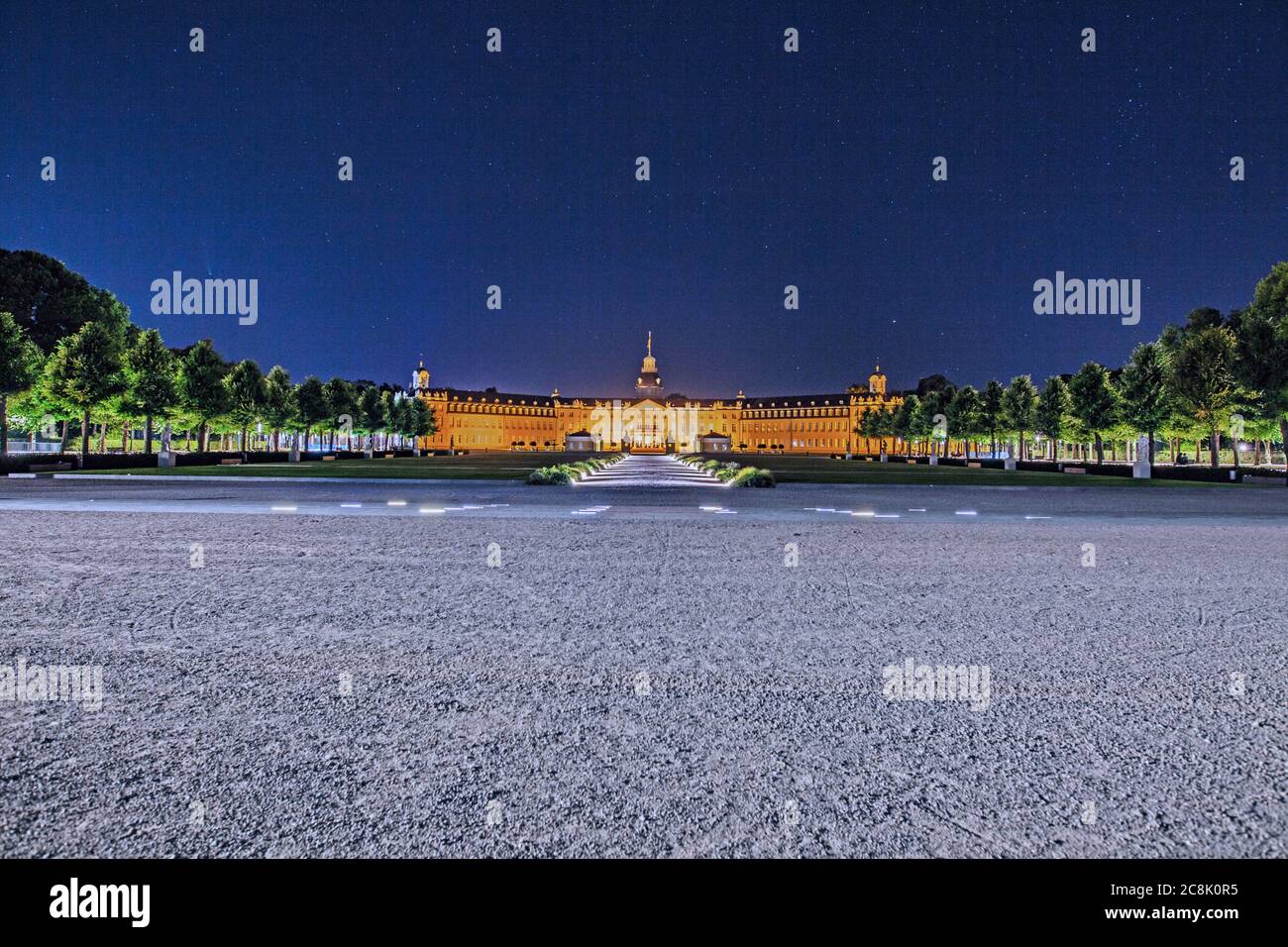 Komet C/2020 F3 (Neowise) über Schloss Karlsruhe, Schwarzwald, Baden-Württemberg, Deutschland Stockfoto