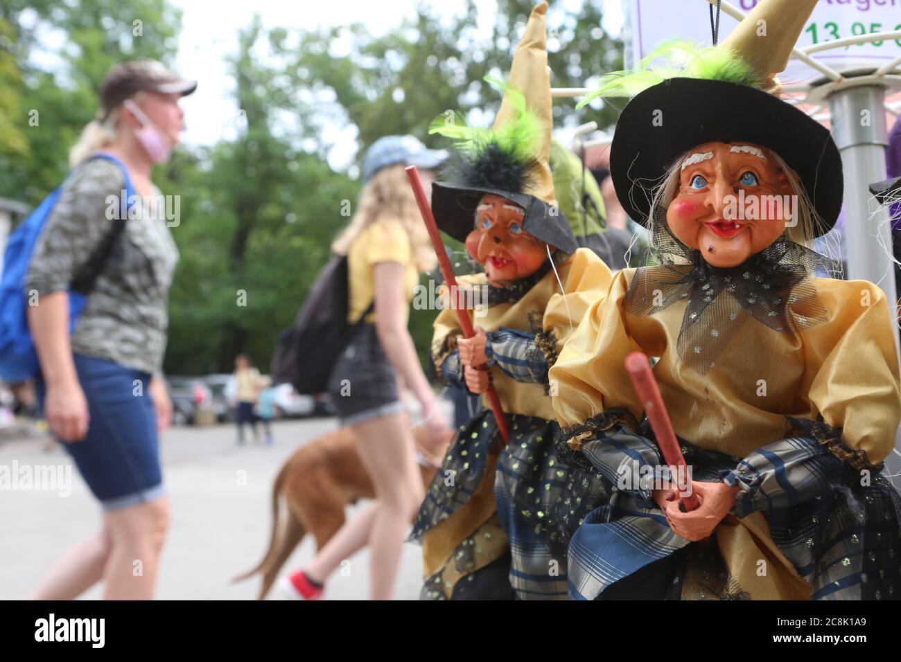 Thale, Deutschland. Juli 2020. Hexenfiguren hängen auf einem Verkaufsstand auf der Hexentanzfläche. Der Hexentanz ist ein beliebtes Ziel. Quelle: Matthias Bein/dpa-Zentralbild/dpa/Alamy Live News Stockfoto