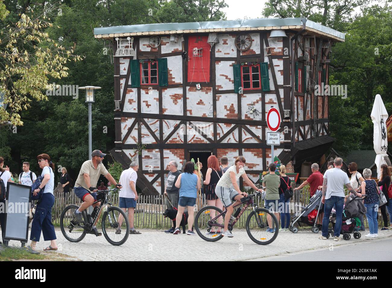 Thale, Deutschland. Juli 2020. Besucher und Touristen besuchen das auf dem Kopf stehende Hexenhaus auf der Hexentanzfläche. Die Hexentanzfläche ist ein beliebtes Ziel. Quelle: Matthias Bein/dpa-Zentralbild/dpa/Alamy Live News Stockfoto