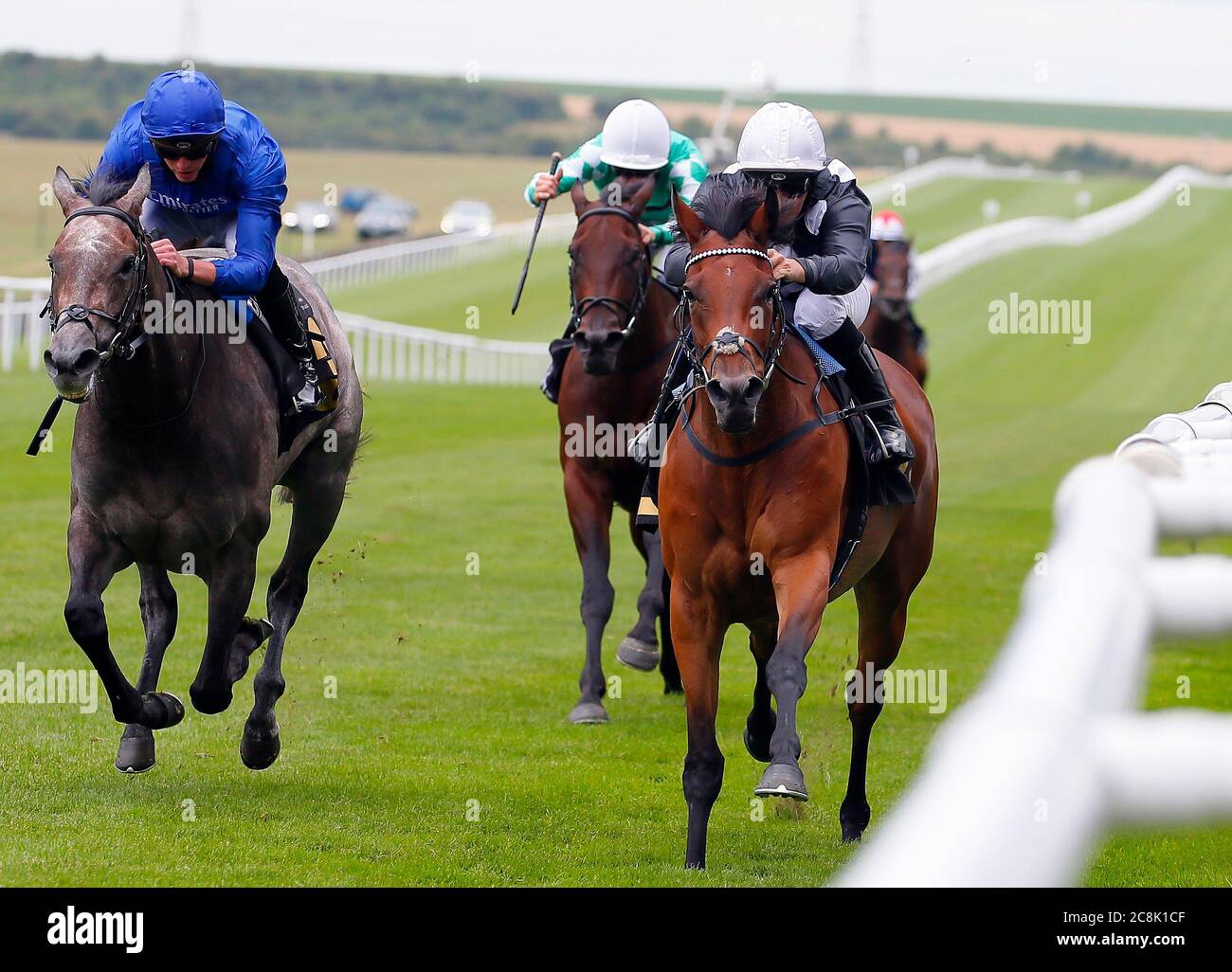 Bizzi Lizzi wird von Jockey Nicky Mackay (rechts) auf dem Weg zum Gewinn der Neulinge der Alborada Trust-Stollen auf der Rennbahn Newmarket gefahren. Stockfoto