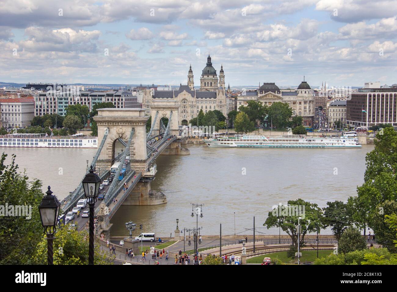 Kettenbrücke an der Donau mit zahlreichen Touristen in der Stadt Budapest. Ein Blick auf die Stadtlandschaft von Pest mit alten Gebäuden Stockfoto