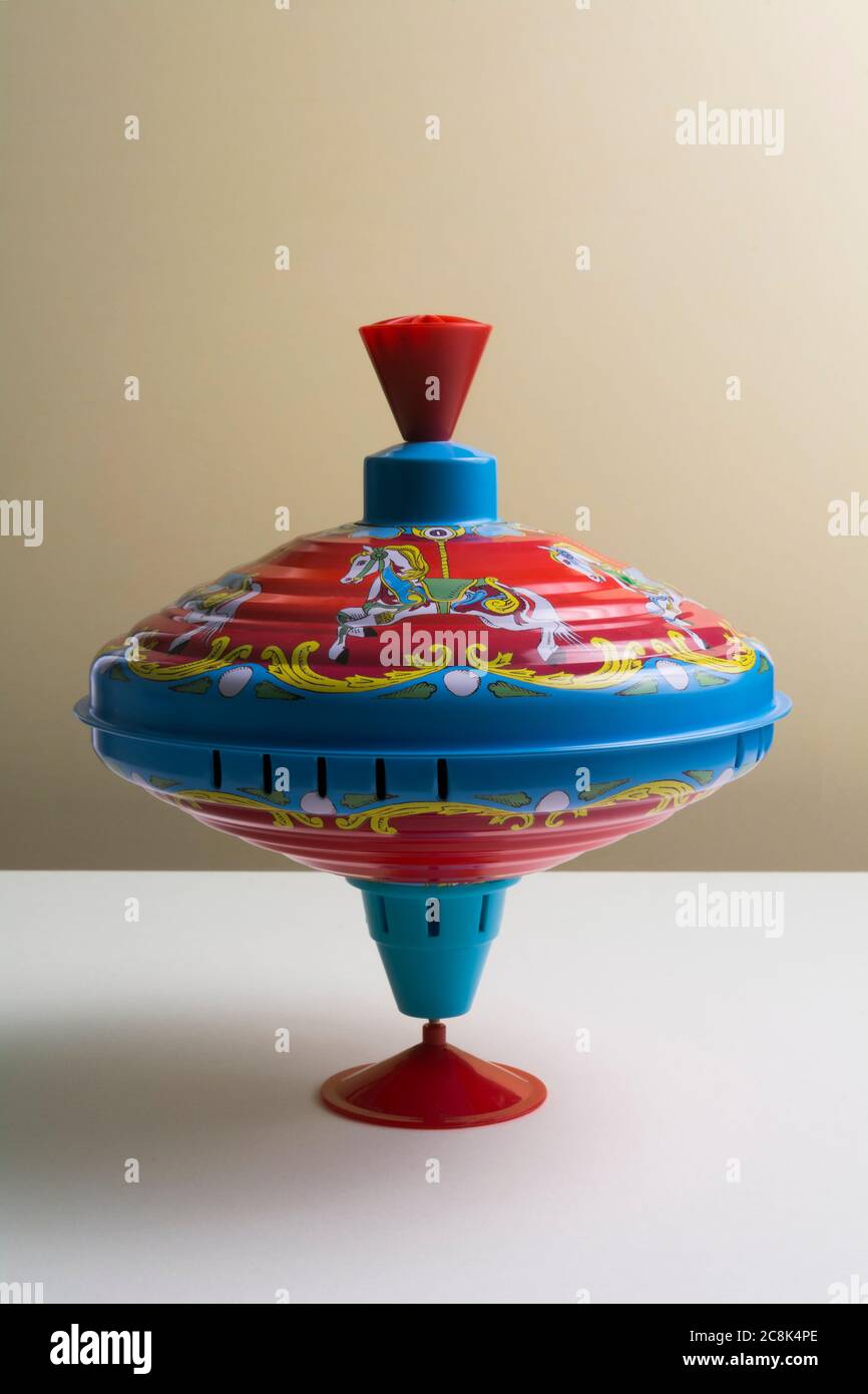 Spinning Top mit Karussell-Design und einem cremefarbenen Hintergrund Stockfoto