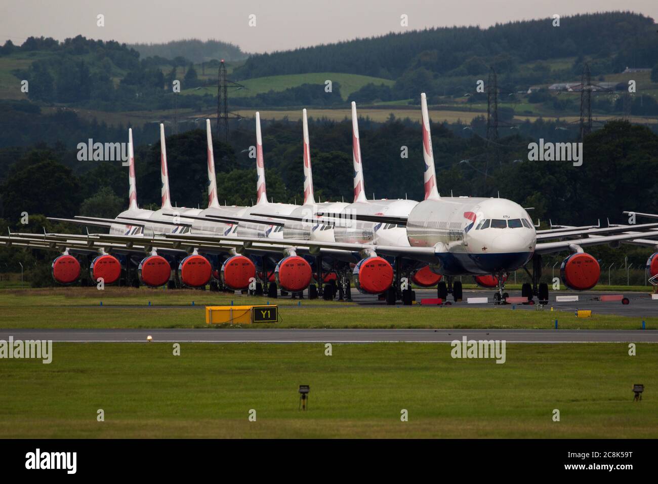 Glasgow, Schottland, Großbritannien. 23. Juli 2020. Im Bild: Eine Kulisse von geerdeten Flugzeugen des Typs British Airways (BA) Airbus A319/A320/A321 befindet sich auf der zweiten Start- und Landebahn des Flughafens Glasgow, in der sie ihr Schicksal erwarten, verkauft oder gelagert zu werden. Seit März sitzen diese Flugzeuge auf dem Asphalt der Flughäfen untätig, was der weltweiten Krise des Coronavirus (COVID19) zusteht. British Airways hat fast 12,000 Mitarbeiter gekürzt und bis heute ihre gesamte Boeing 747-Flotte in den Ruhestand, um die Betriebskosten zu senken. Quelle: Colin Fisher/Alamy Live News. Stockfoto