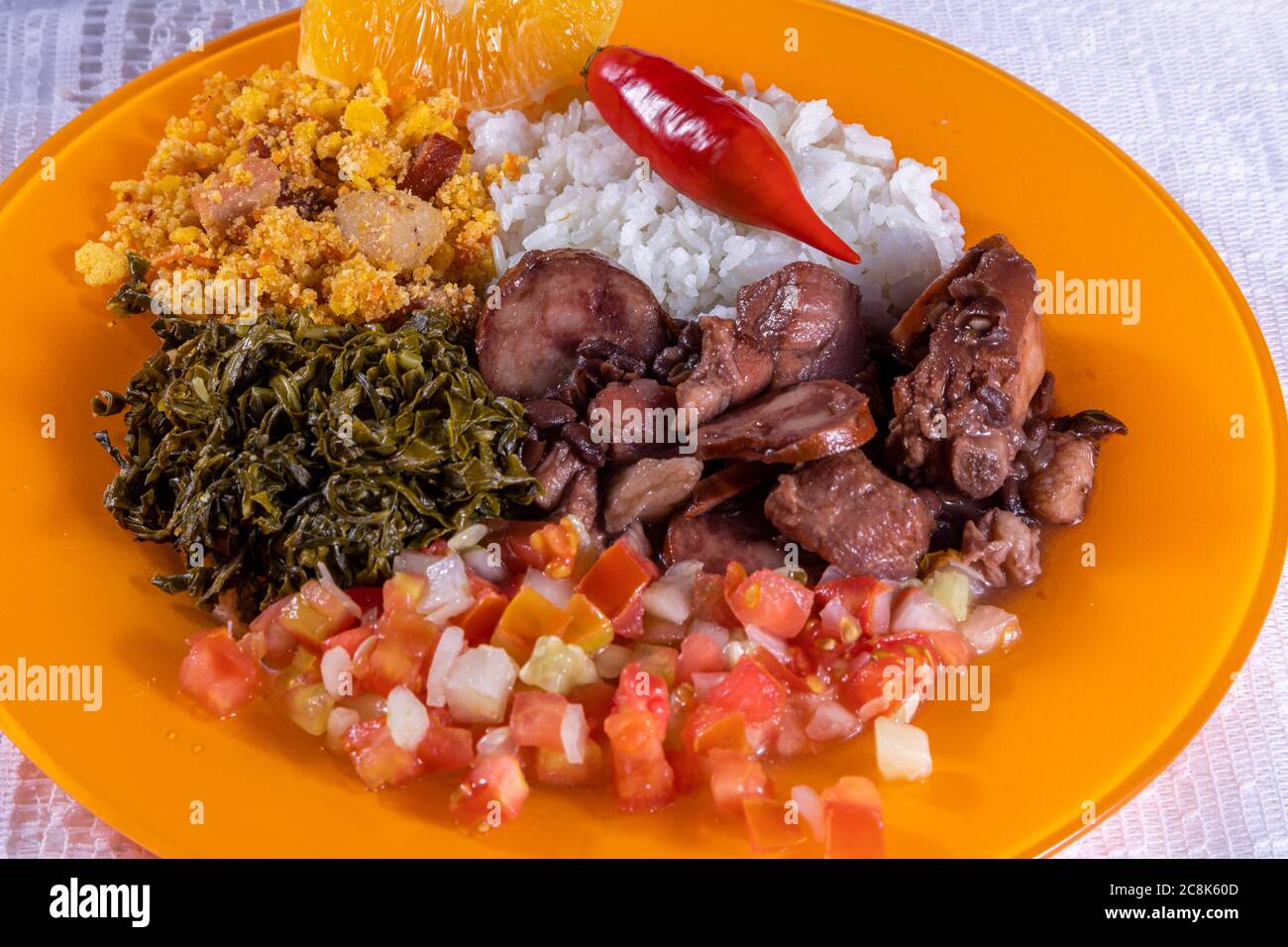 Gericht mit Feijoada, typisch brasilianische Küche. Stockfoto