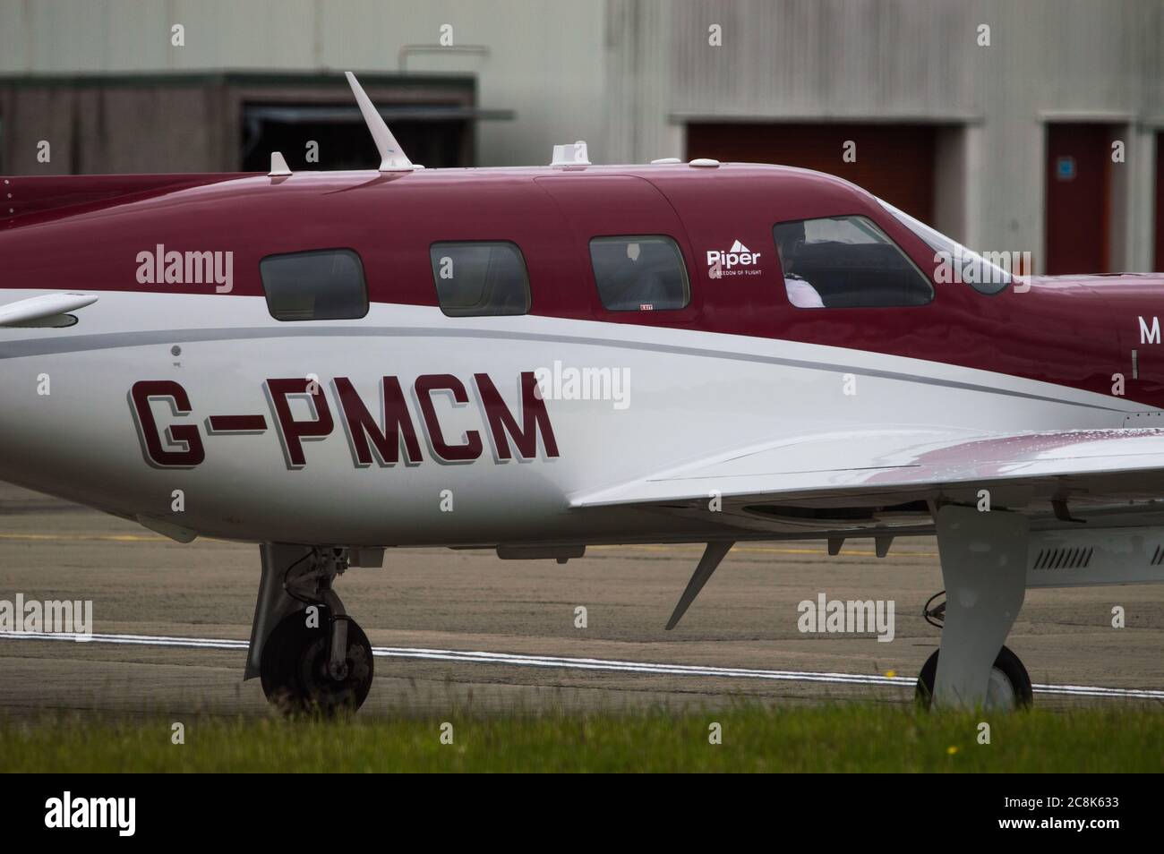 Glasgow, Schottland, Großbritannien. 23. Juli 2020. Im Bild: Vor dem Hintergrund der geerdeten Flugzeuge des Typs British Airways (BA) Airbus A319/A320/A321 wartet die zweite Start- und Landebahn des Flughafens Glasgow auf den Verkauf oder die Einlagerung. Seit März sitzen diese Flugzeuge auf dem Asphalt der Flughäfen untätig, was der weltweiten Krise des Coronavirus (COVID19) zusteht. Quelle: Colin Fisher/Alamy Live News. Stockfoto