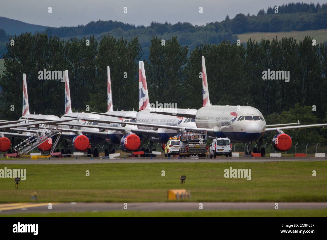 Glasgow, Schottland, Großbritannien. 23. Juli 2020. Im Bild: Eine Kulisse von geerdeten Flugzeugen des Typs British Airways (BA) Airbus A319/A320/A321 befindet sich auf der zweiten Start- und Landebahn des Flughafens Glasgow, in der sie ihr Schicksal erwarten, verkauft oder gelagert zu werden. Seit März sitzen diese Flugzeuge auf dem Asphalt der Flughäfen untätig, was der weltweiten Krise des Coronavirus (COVID19) zusteht. British Airways hat fast 12,000 Mitarbeiter gekürzt und bis heute ihre gesamte Boeing 747-Flotte in den Ruhestand, um die Betriebskosten zu senken. Quelle: Colin Fisher/Alamy Live News. Stockfoto