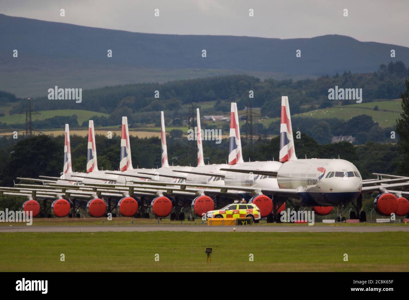 Glasgow, Schottland, Großbritannien. 23. Juli 2020. Im Bild: Eine Kulisse von geerdeten Flugzeugen des Typs British Airways (BA) Airbus A319/A320/A321 befindet sich auf der zweiten Start- und Landebahn des Flughafens Glasgow, in der sie ihr Schicksal erwarten, verkauft oder gelagert zu werden. Seit März sitzen diese Flugzeuge auf dem Asphalt der Flughäfen untätig, was der weltweiten Krise des Coronavirus (COVID19) zusteht. British Airways hat fast 12,000 Mitarbeiter gekürzt und bis heute ihre gesamte Boeing 747-Flotte in den Ruhestand, um die Betriebskosten zu senken. Quelle: Colin Fisher/Alamy Live News. Stockfoto