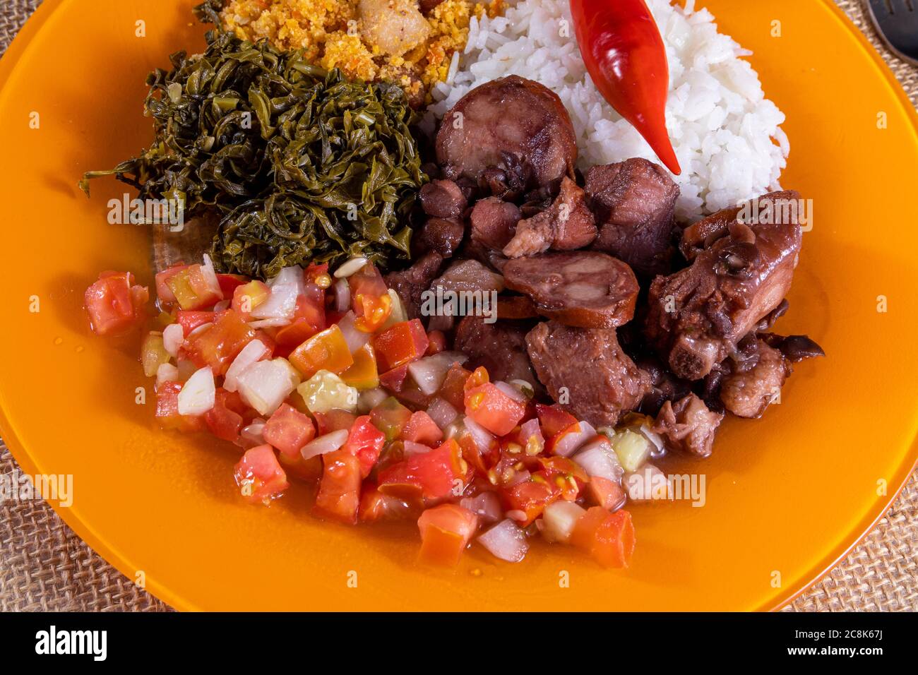 Gericht mit Feijoada, typisch brasilianische Küche. Stockfoto