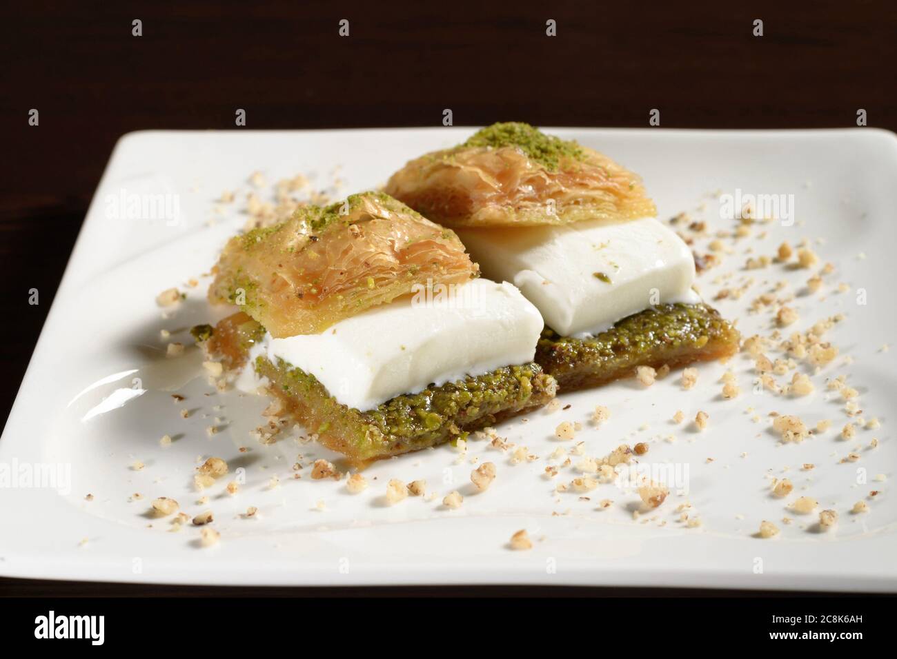 Baklava mit Eis auf einem Teller, türkische Süße. Fotos für Restaurant- und Cafe-Menüs Stockfoto