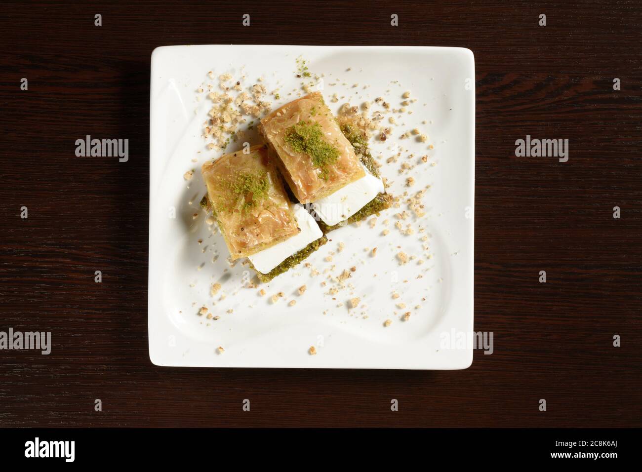 Türkische Blätterbaklava mit Eis auf quadratischen Tellern, Draufsicht. Türkische Süße. Fotos für Restaurant- und Cafe-Menüs Stockfoto