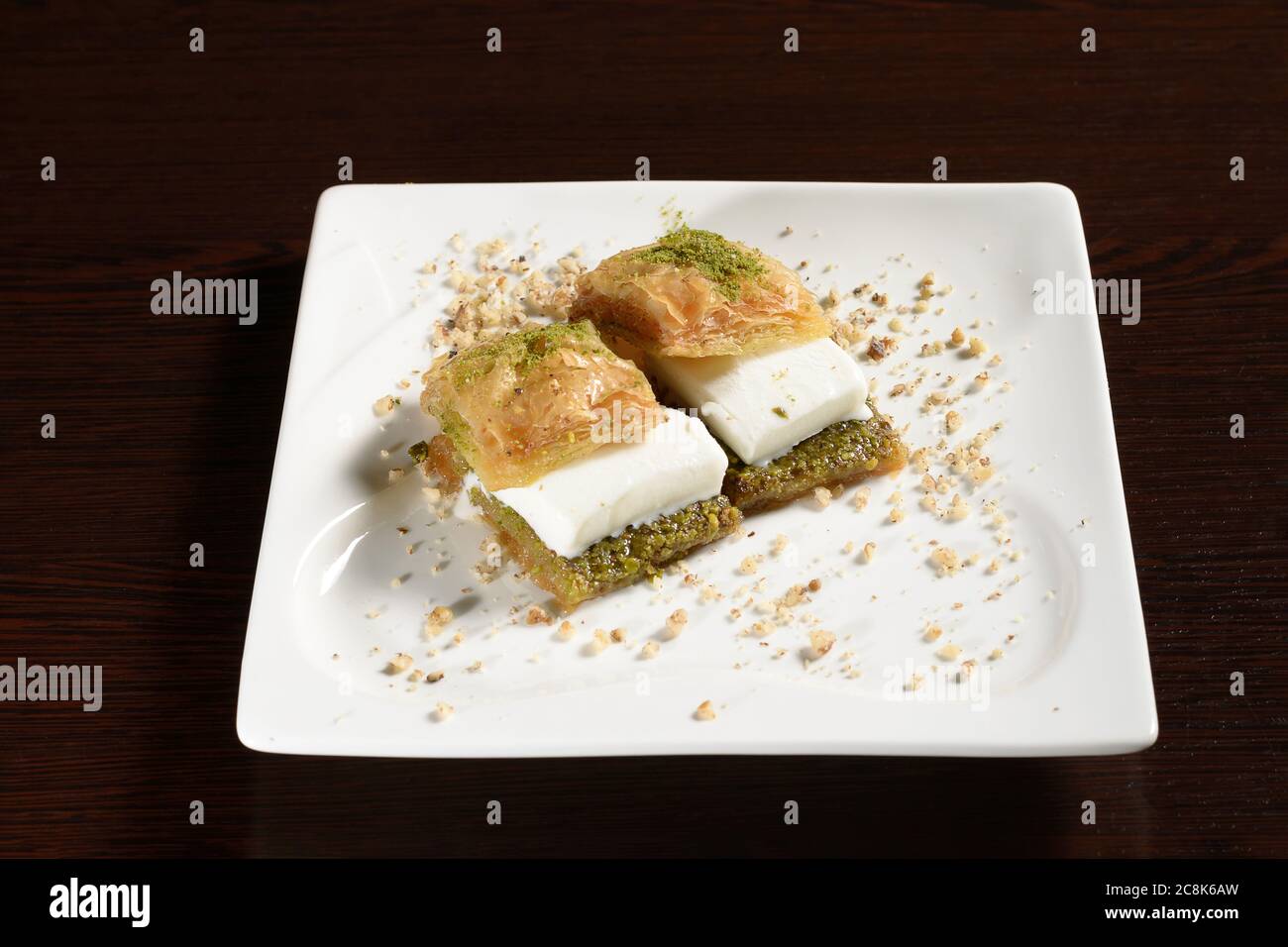 Türkische Süße Blätterteig mit Eis, zwei Baklava auf einem Teller. Fotos für Restaurant- und Cafe-Menüs Stockfoto