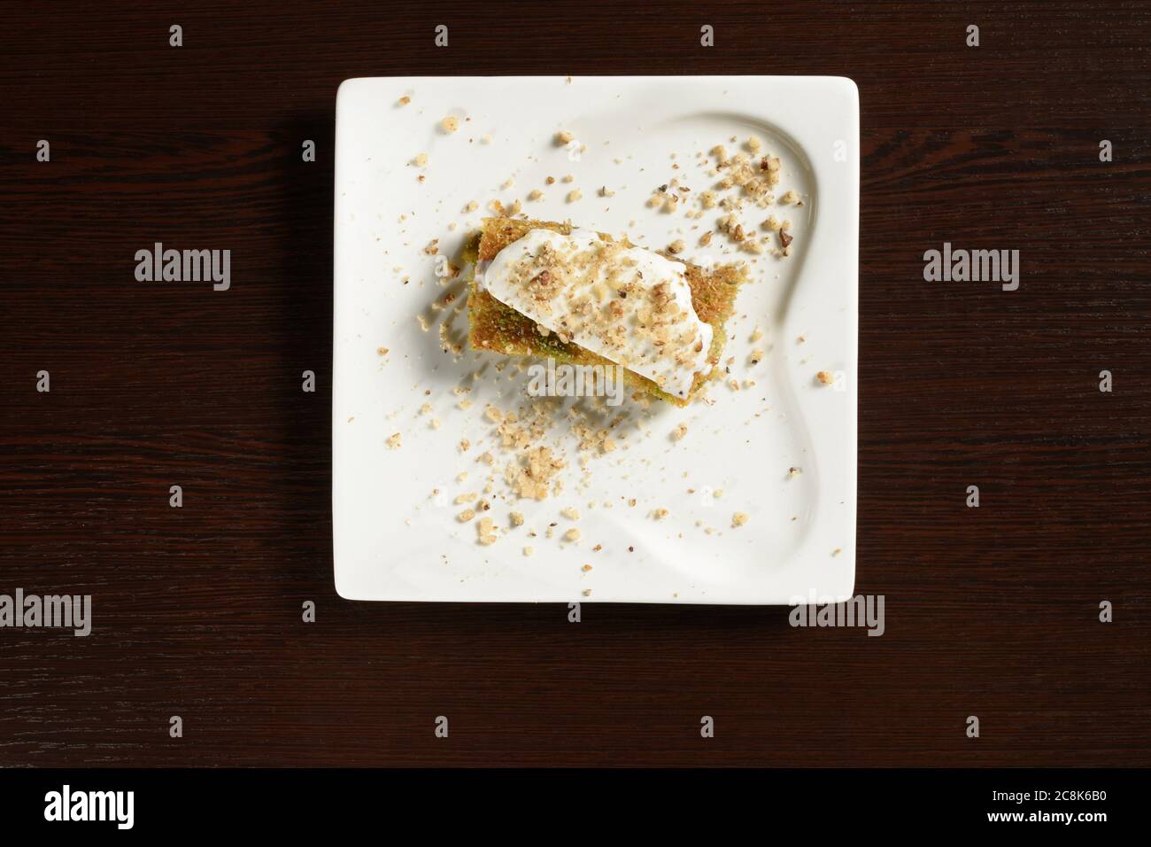 Pistazien Türkische Baklava mit Eis auf einem quadratischen Teller, Draufsicht. Fotos für Restaurant- und Cafe-Menüs Stockfoto