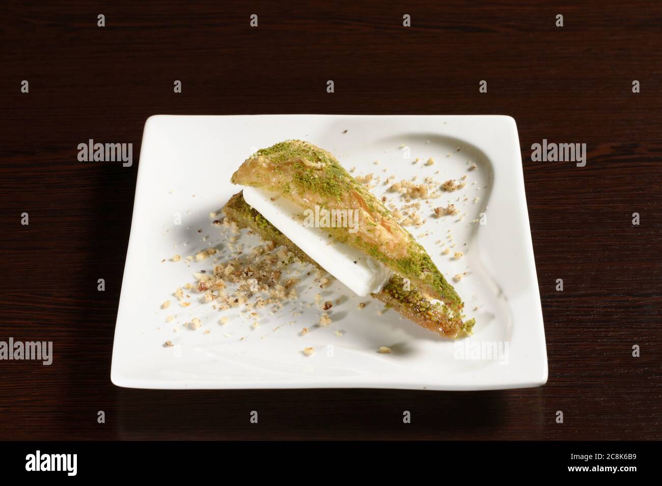 Türkische Süße Blätterteig mit Eis und Pistazien dreieckige Form. Fotos für Restaurant- und Cafe-Menüs Stockfoto