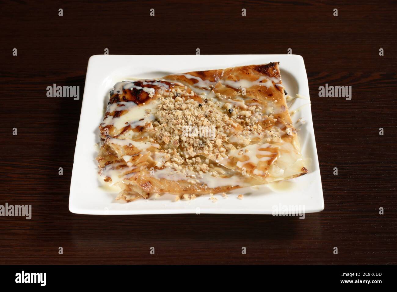 Traditionelle türkische Dessertsüße mit Nüssen und Kondensmilch bestreut. Fotos für Restaurant- und Cafe-Menüs Stockfoto