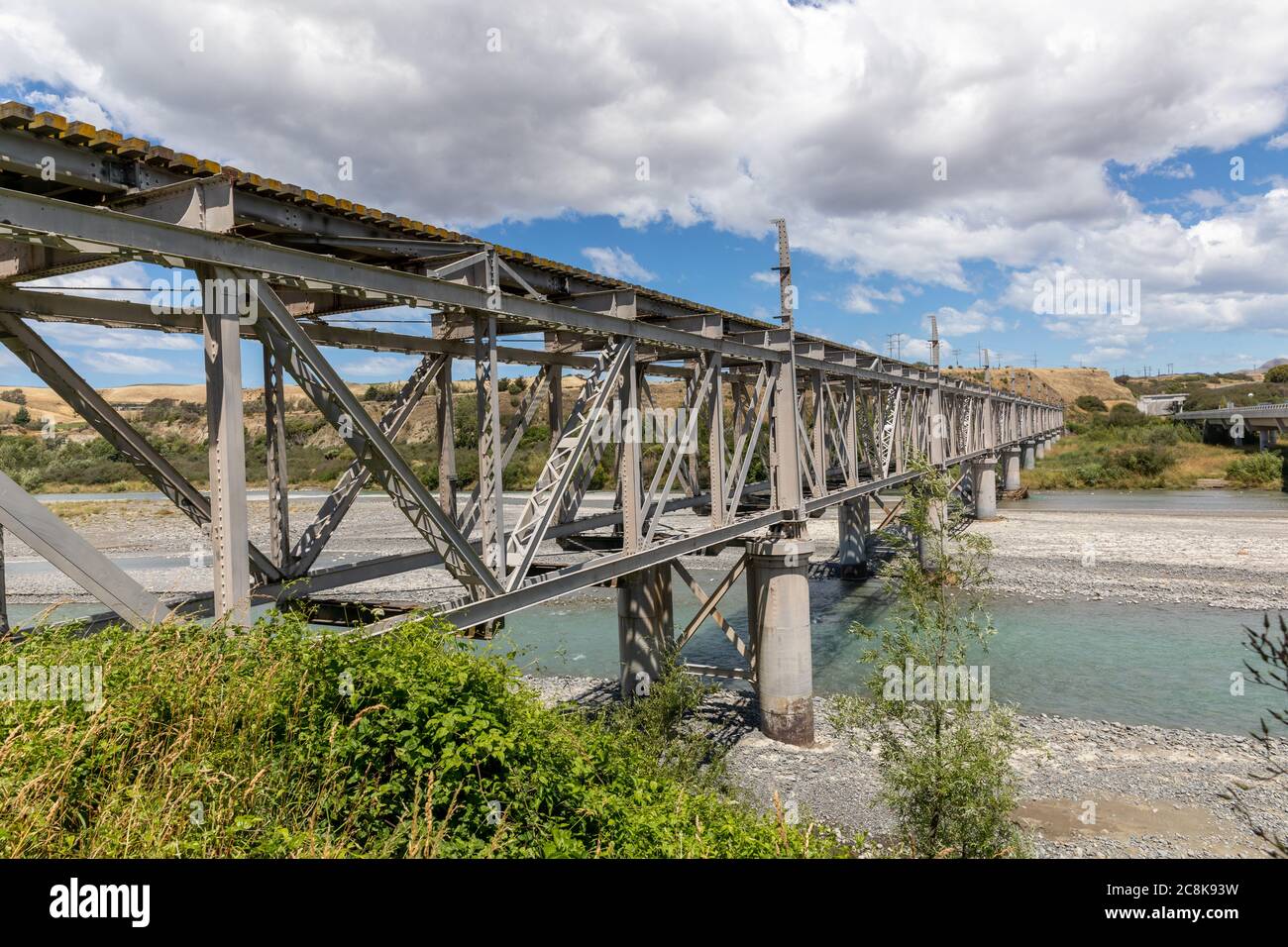 Eine Eisenbahnbrücke über den Awatere River, neben dem Stage Highway 1, auf der Südinsel Neuseelands. Stockfoto