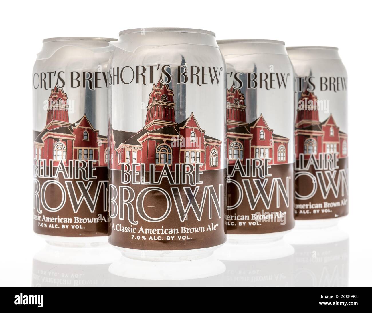 Winneconne, WI - 12. Juli 2020: Ein Sechserpack Bellaire Brown ein klassischer amerikanischer Brown Ale Shorts braut Bier auf einem isolierten Hintergrund Stockfoto