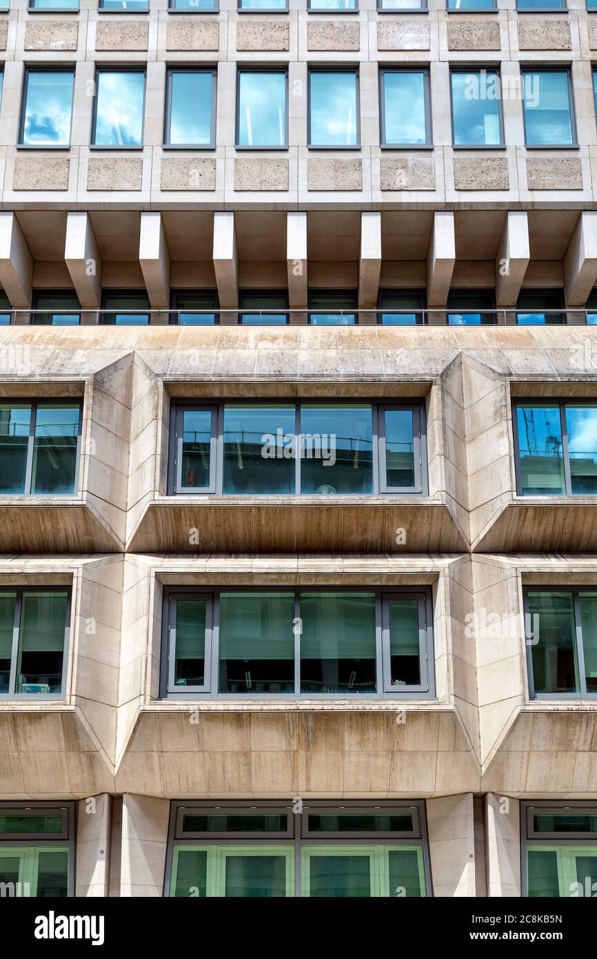 102 kleinliches, brutalistisches Gebäude in Frankreich, in dem das Justizministerium untergebracht ist, London, Großbritannien Stockfoto