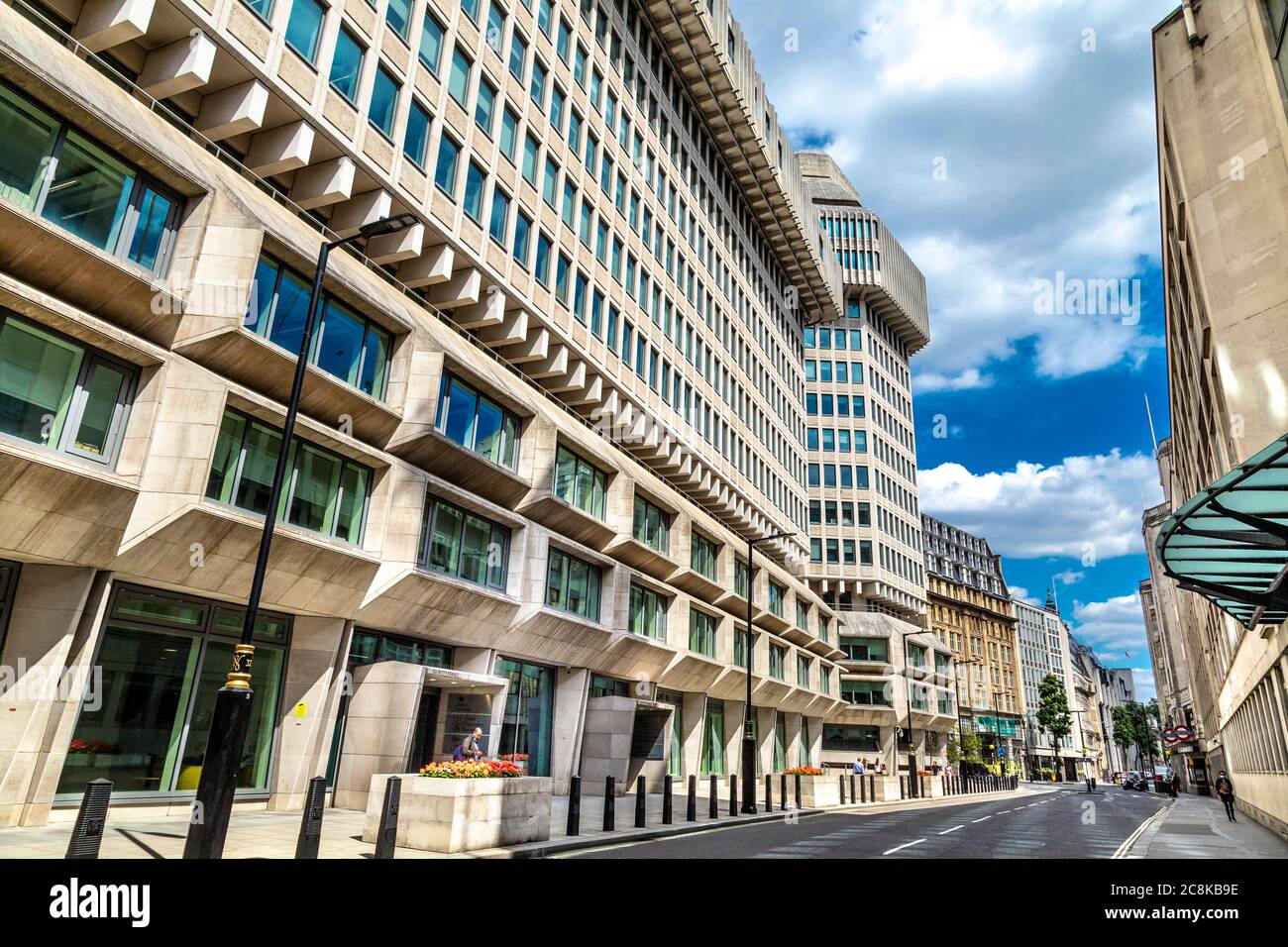 102 kleinliches, brutalistisches Gebäude in Frankreich, in dem das Justizministerium untergebracht ist, London, Großbritannien Stockfoto
