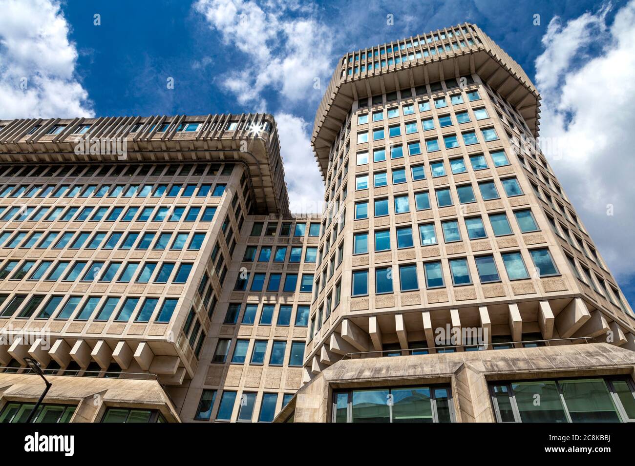 102 kleinliches, brutalistisches Gebäude in Frankreich, in dem das Justizministerium untergebracht ist, London, Großbritannien Stockfoto