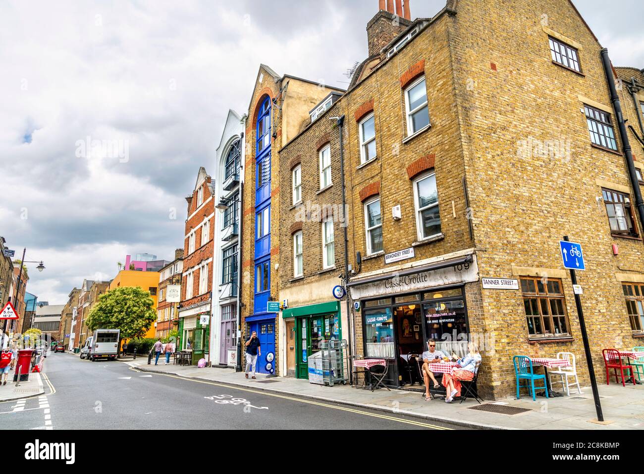 Backsteinhäuser in der Bermondsey Street, Casse Croute Restaurant, London, Großbritannien Stockfoto