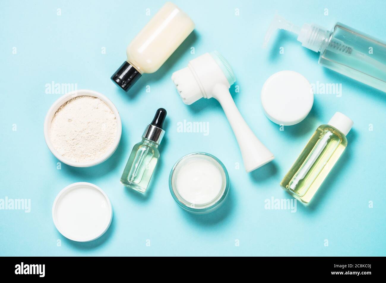 Hautpflegeprodukt auf blauem Hintergrund. Stockfoto