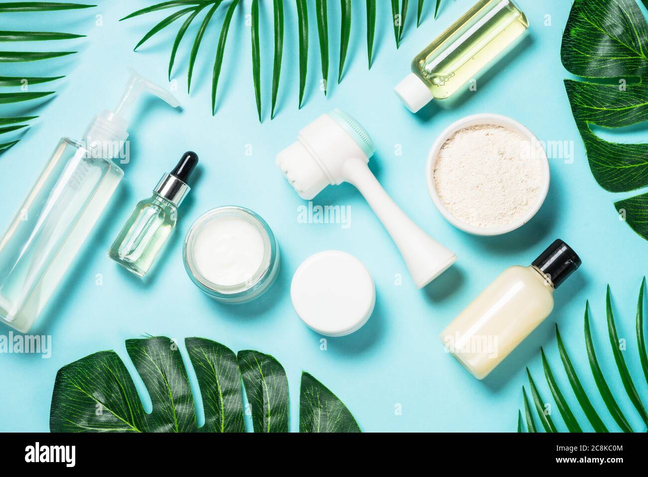 Hautpflegeprodukt auf blauem Hintergrund. Stockfoto