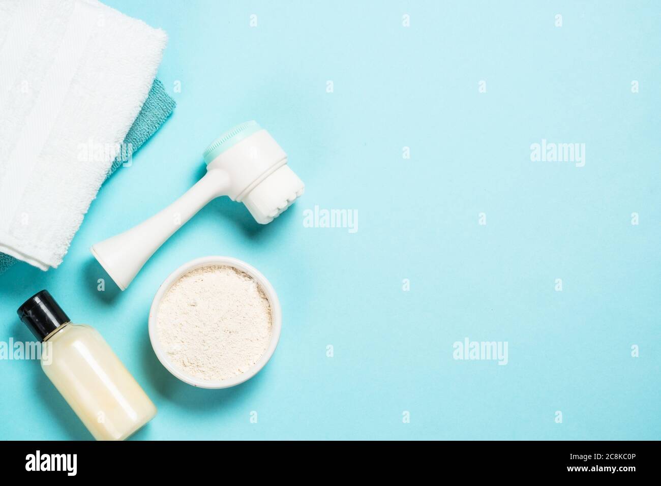 Hautpflegeprodukt auf blauem Hintergrund. Stockfoto