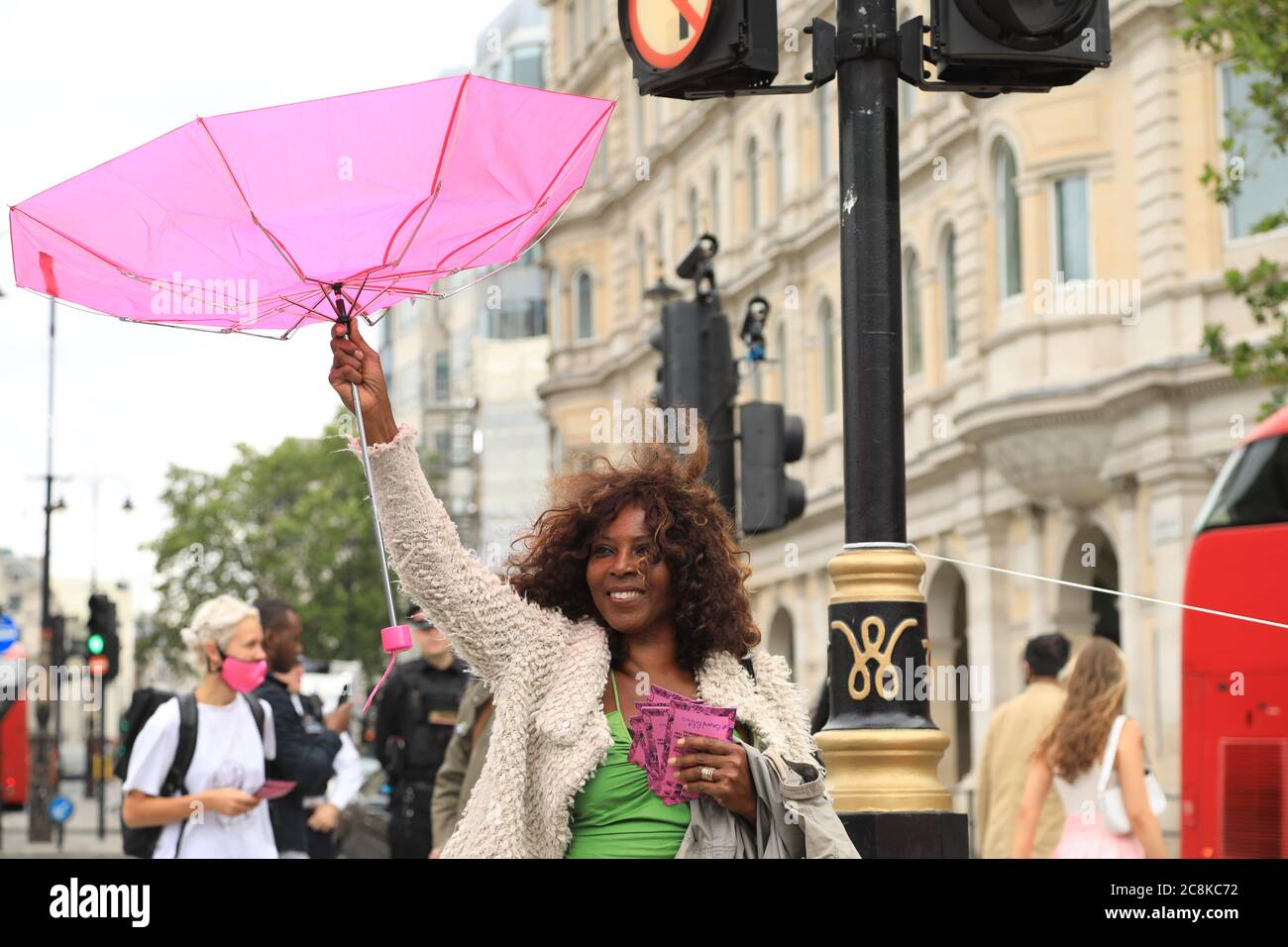 Trafalgar Square, London, UK, 25. Juli 2020: Beyond Politics veranstaltete eine offene Versammlung auf dem Trafalgar Square, gefolgt von einer kurzen Straßensperre direkt am Platz. Beyond Politics wird vom ehemaligen Extinction Rebellion Mitbegründer Roger Halllam gegründet, die Gruppen Auftrag ist, die Regierung zu bringen und Bürgerversammlungen von der Öffentlichkeit laufen zu bilden. Credit Natasha Quarmby/ ALAMY Live Stockfoto