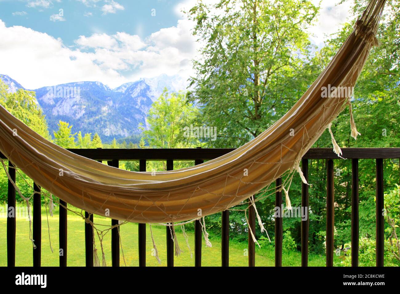 Hängende Hängematte für Entspannung auf einem Holzbalkon und alpen  Hintergrund. Idyllischer Urlaub in einer Hängematte auf dem Balkon Blick  auf die Bergkette wetterstein Stockfotografie - Alamy